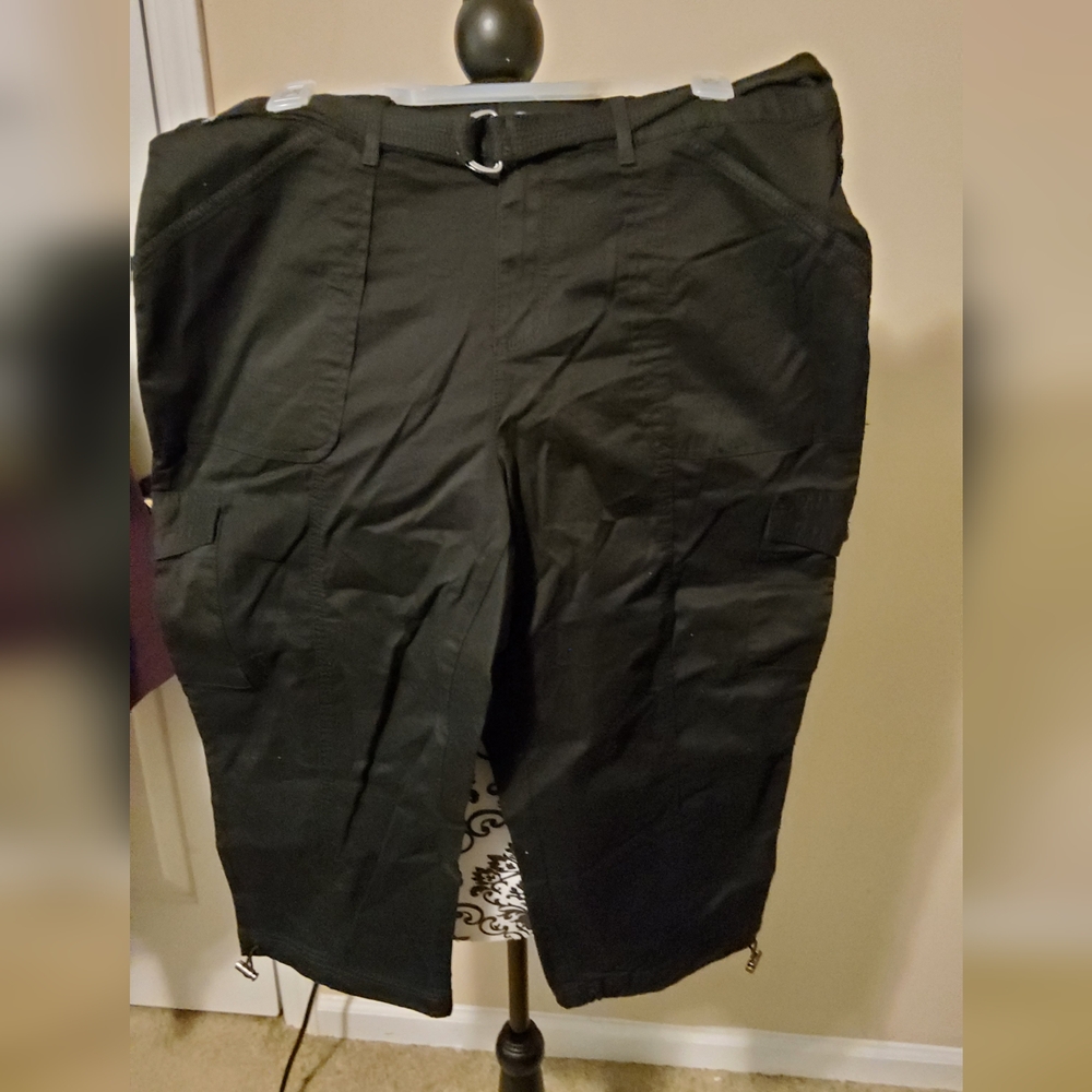 Time and Tru Black Relaxed Fit Cargo Capri
